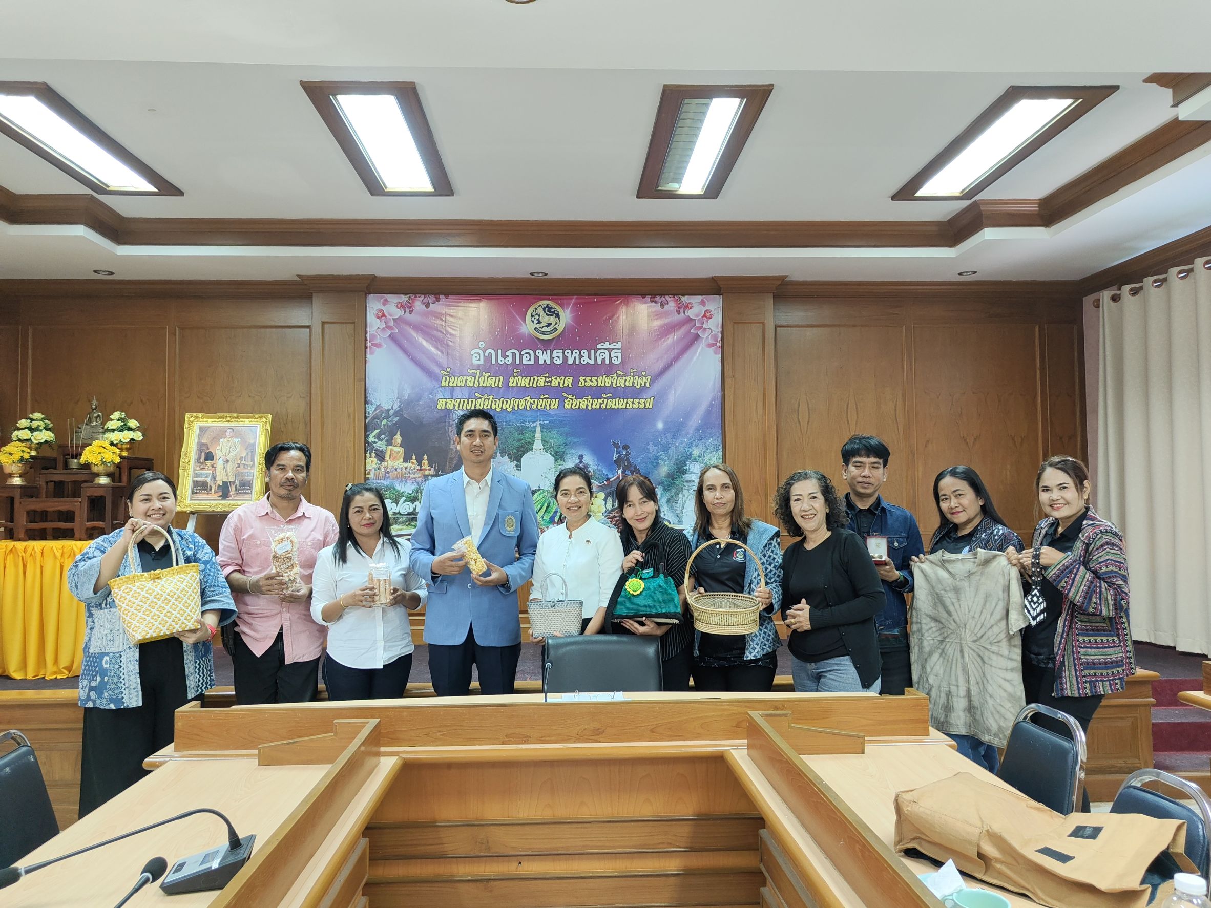 ดำเนินการโครงการพัฒนาศักยภาพกลุ่มอาชีพและผู้ผลิตผู้ประกอบการ OTOP ระดับอำเภอ